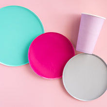 Platos Decorativos Plata Mate – Paquete de 8 Platos de Papel para Fiestas Elegantes